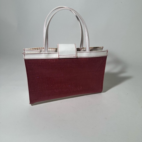 Red and White Structured Tote with Geometric Design - Picture 4 of 8